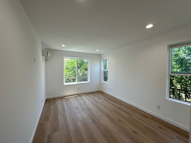Building Photo - Brand new 3-bedroom, 2-bathroom designed f...