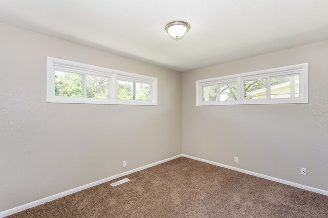 Building Photo - Affordable and Spacious 2 bedroom. Remodeled and conveniently located!