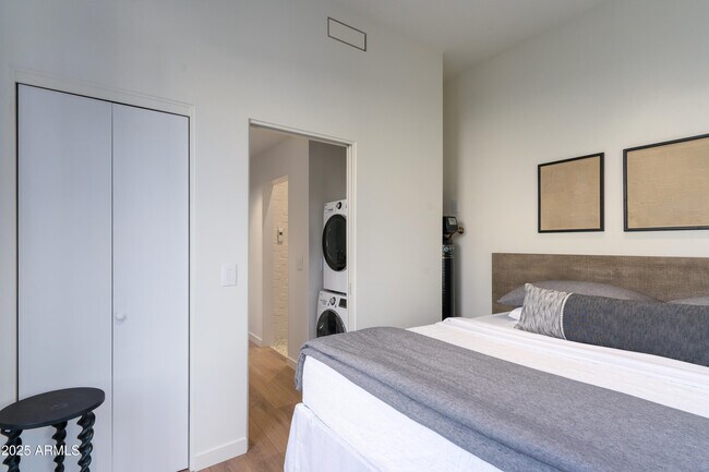 Building Photo - 5311 E Mitchell Dr