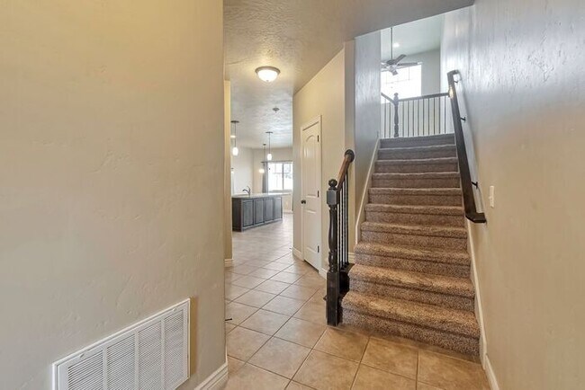 Building Photo - Beautiful Orem Townhome