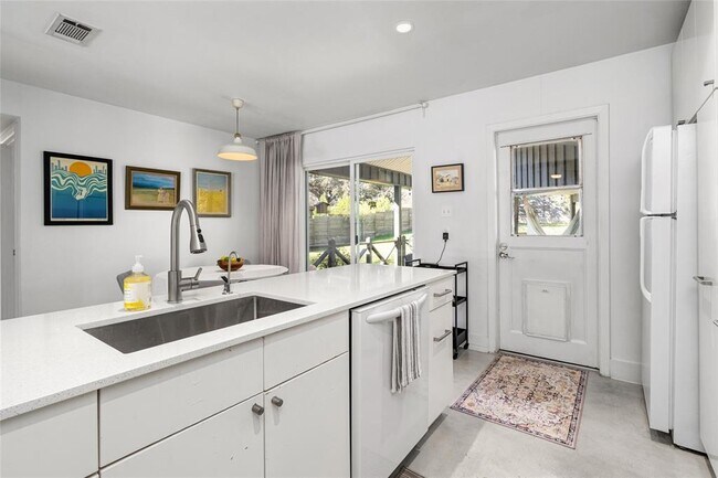 Building Photo - 4620 Englewood Dr