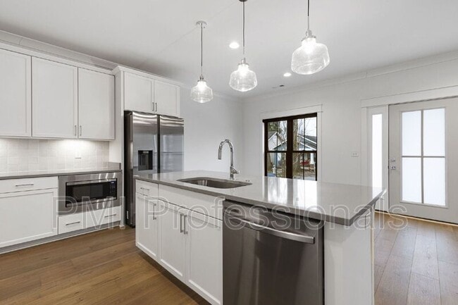 Building Photo - 225 S Bilbro Ave