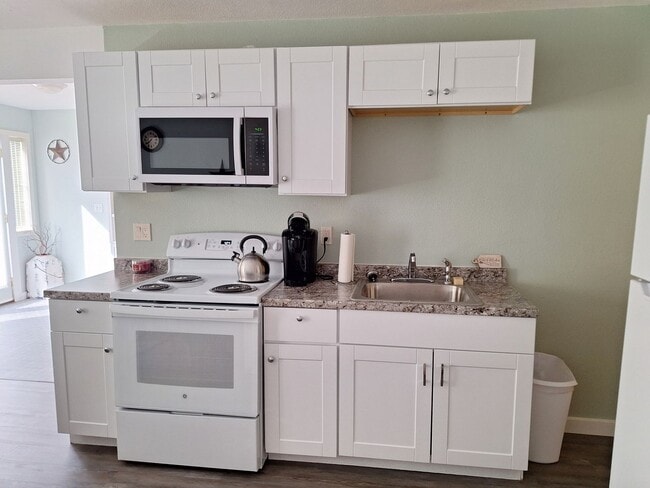 Building Photo - Updated modern studio apartment