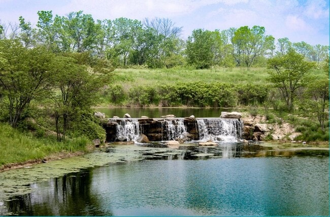 Building Photo - Beautiful 2 bedroom condo near Austin Land...