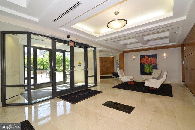 Building Photo - 1830 Fountain Dr