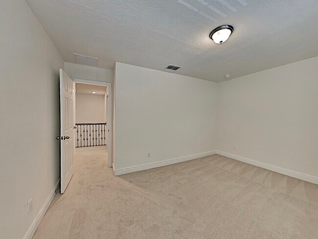 Building Photo - 8931 Lookout Pointe Dr