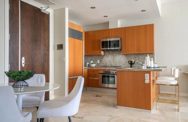 Building Photo - 550 Front St