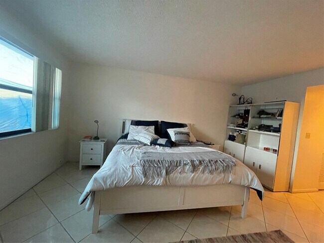 Building Photo - 16141 Blatt Blvd