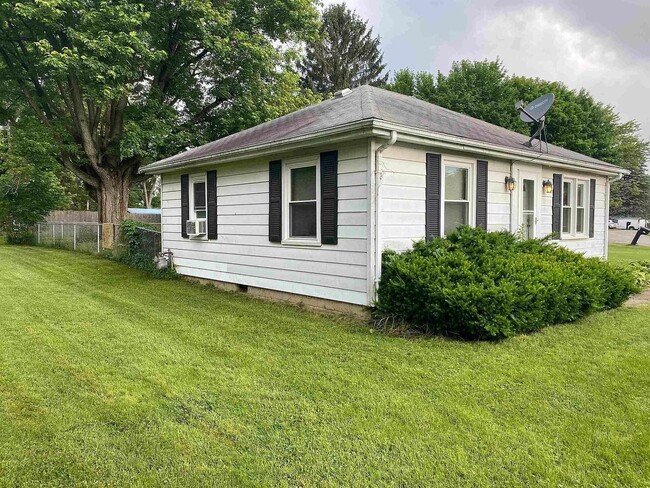 Building Photo - Fenced Yard and Garage