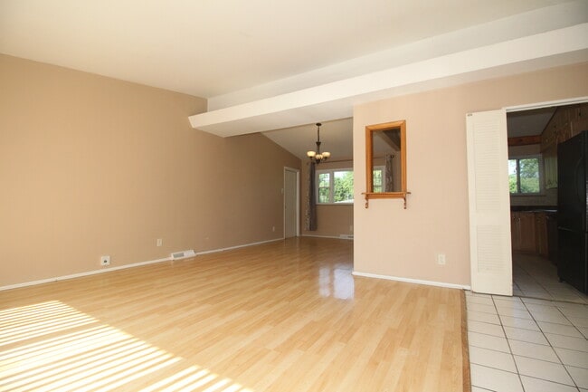 Building Photo - 1215 Mesa Dr