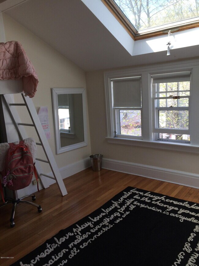 Building Photo - 35 Rockview Dr
