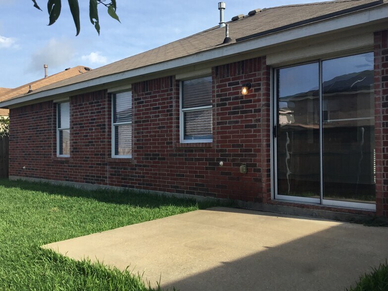 Building Photo - 902 Pryor Dr