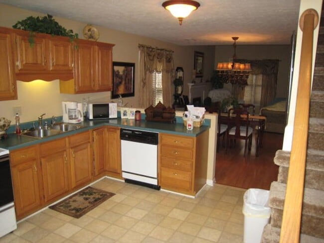 Building Photo - 2 bed + Bonus Room - Great School District...