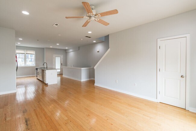 Building Photo - Five Bed Manayunk Apartment