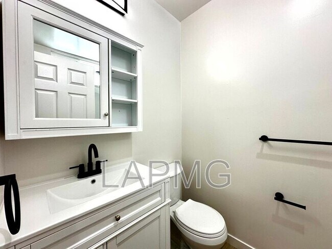Building Photo - 2304 N Frederic St