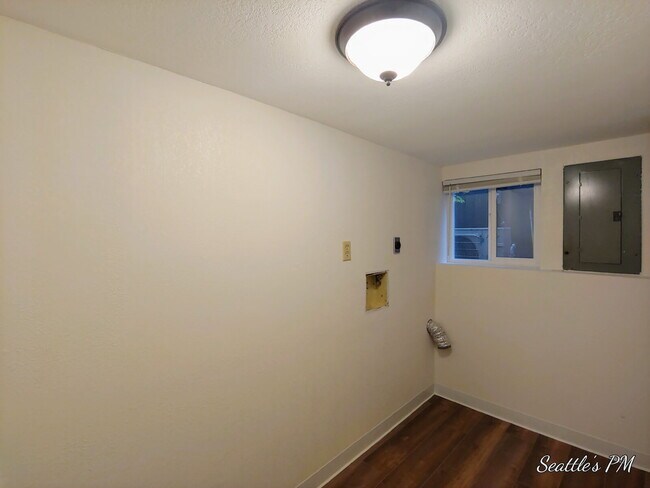 Building Photo - **FREE JUNE RENT**"Spacious 3-Bed Oasis with 2 Full Baths in Prime Seattle Location – 1800 Sq Ft ...