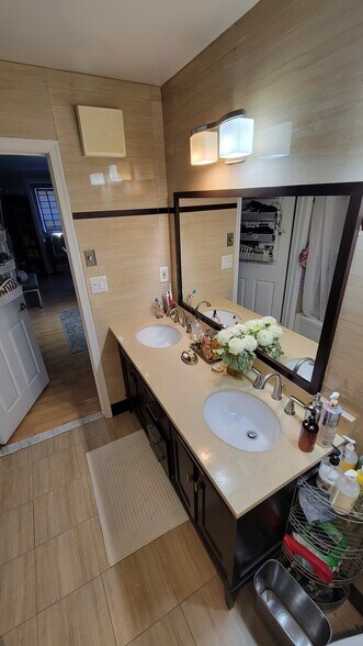 Master Bath Dual Sink - 780 River Rd