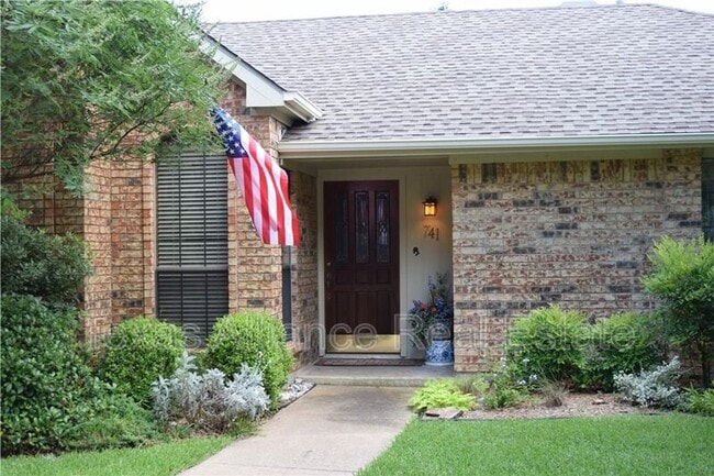 Building Photo - 741 Sparrow Ln