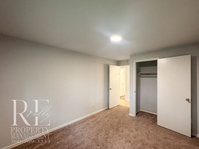 Building Photo - Modern Split-Level Home with Two Living Spaces & Expansive Yard in Port Orchard