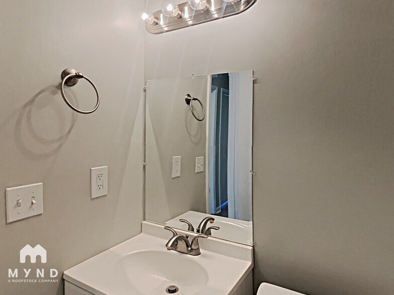 Building Photo - 6450 Ashdale Dr