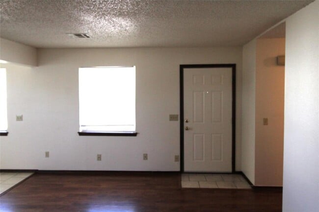 Building Photo - 316 Falcon Ct