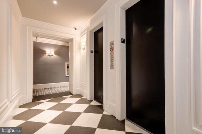 Building Photo - Dual-Entry Designer 2BR | In-Unit W/D | Pet Friendly & Parkside! Available now!