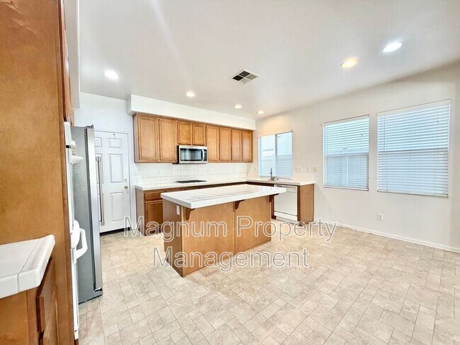 Building Photo - 29751 Maxmillian Ave