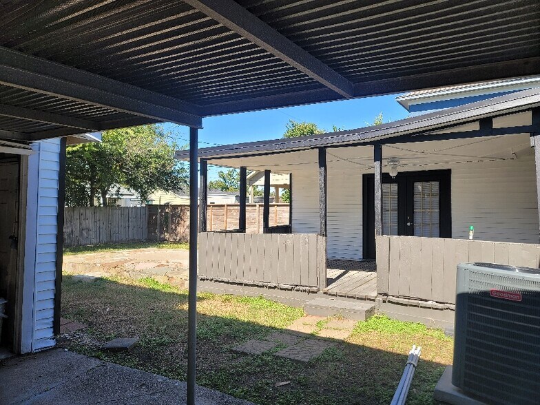 Building Photo - 1112 Sunset Dr