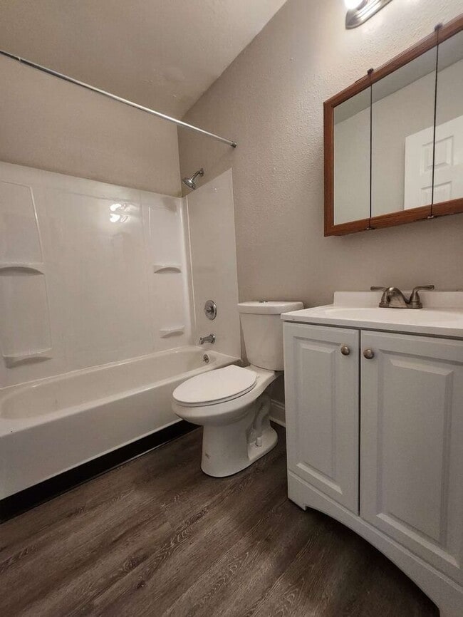 Building Photo - 2-Bedroom Apartment -Great Location! Limit...