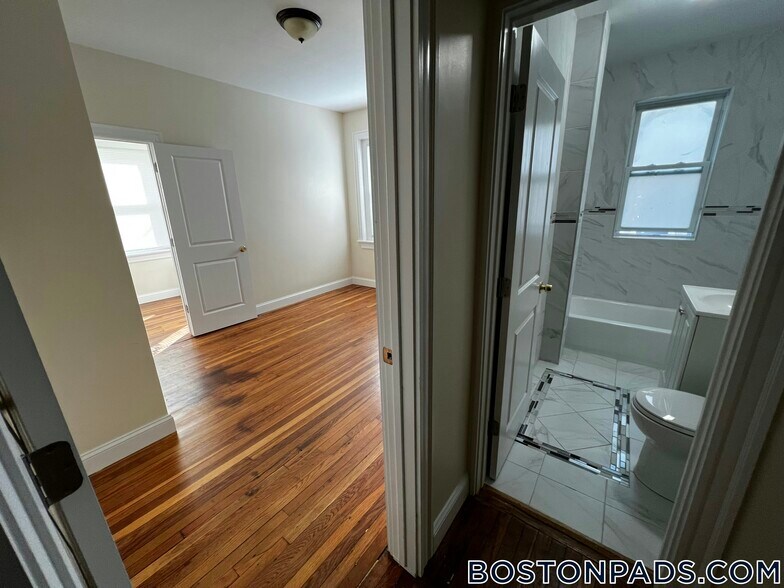 Building Photo - 248 Kelton St