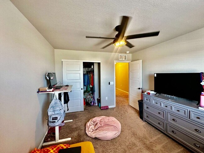 Building Photo - "Experience Spacious Living: 5-Bed, 3-Bath...