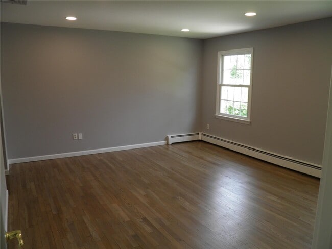 Building Photo - 12 Sundale Ct