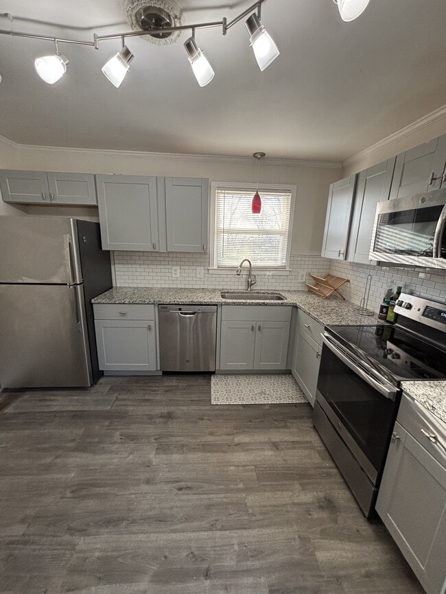 Building Photo - 2718 Oakwood Ave
