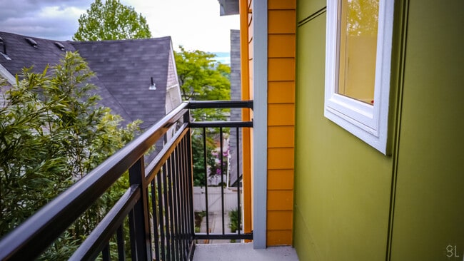 Building Photo - 2215 E John St