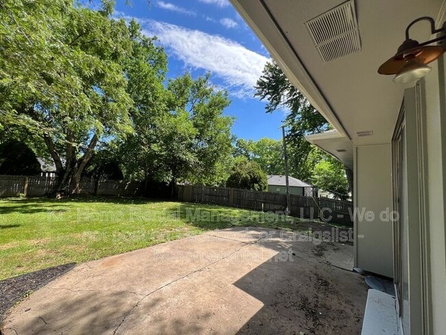 Building Photo - 6708 W 71st Terrace
