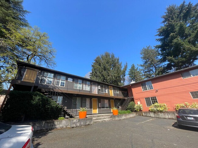 Building Photo - Hardwoods, granite countertops, parking, c...