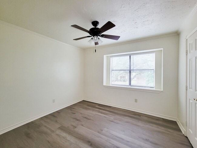 Building Photo - Welcome to this beautiful 2 story, 4 bedroom 2.5 bath home. Spacious living area with high ceilin...