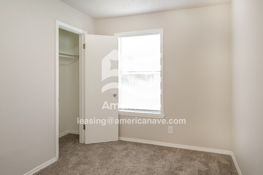 Building Photo - 147 W 49th Pl N