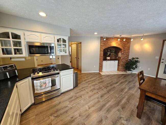 Building Photo - Beautiful Home in the Valley