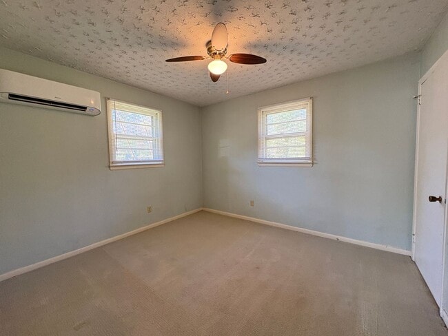 Building Photo - 2 Bedroom, 1 Bathroom House in High Point!