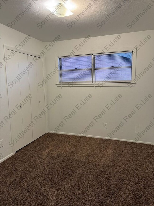 Building Photo - Spacious 4 bedroom 2 bath brick home