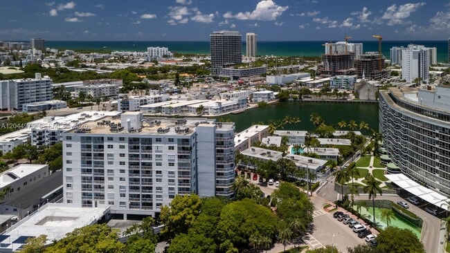 Building Photo - 6900 Bay Dr