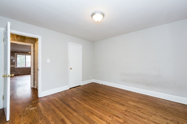 Building Photo - "Charming 3-Bedroom Retreat with Gleaming Hardwood Floors in Westerly Hills!"