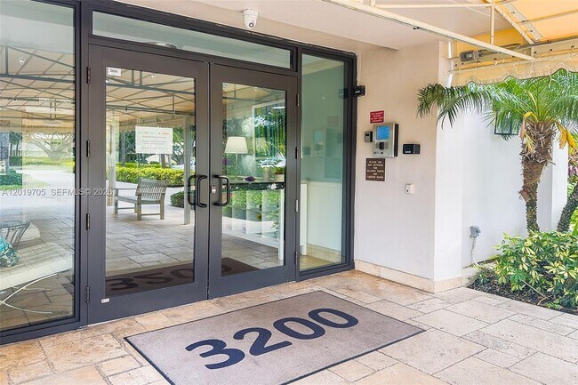 Building Photo - 3200 N Palm Aire Dr