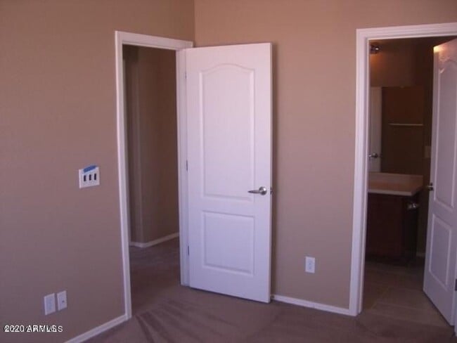 Building Photo - Gorgeous Large 4 Bed 2.5 Bath Home with lo...