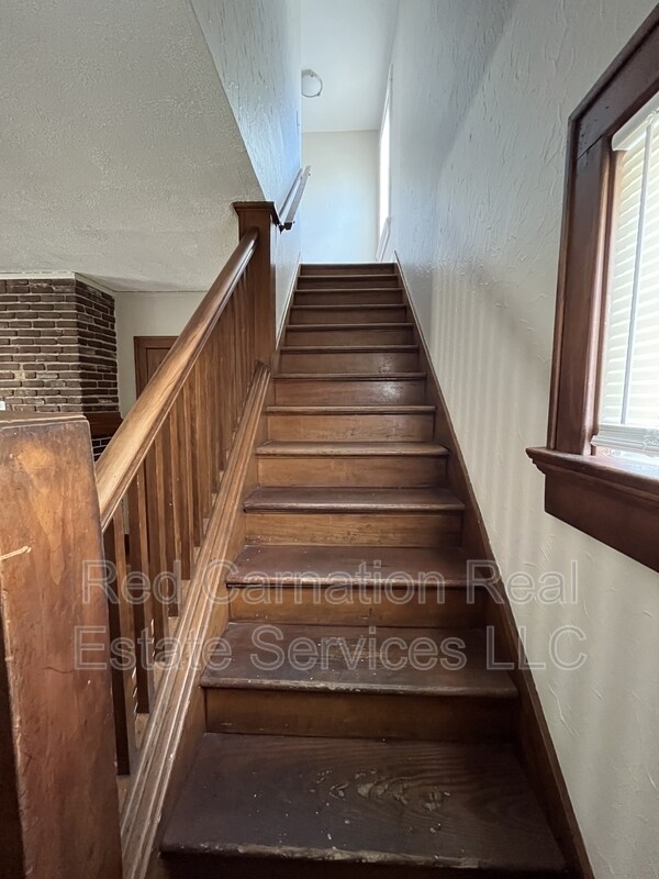 Building Photo - 1009 W Hillcrest Ave