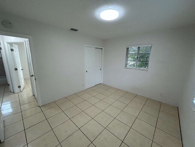 Building Photo - "Charming 3-Bedroom Home in St. Petersburg with Spacious 1,199 Sq Ft Layout!"