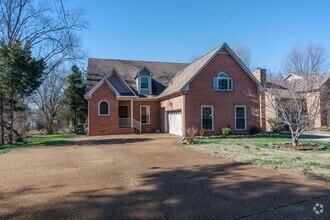 Building Photo - Charming 3-Bedroom/ 2.5 Bath Home in Royal...