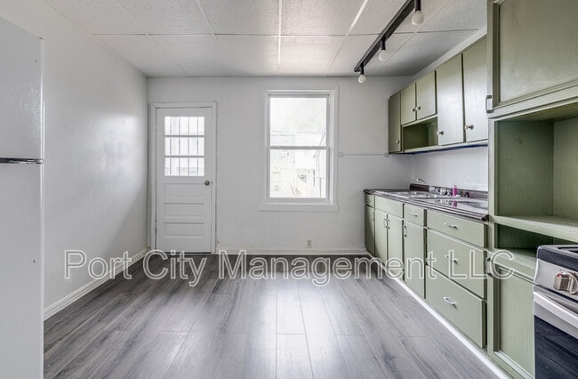 Building Photo - 320 S Newkirk St