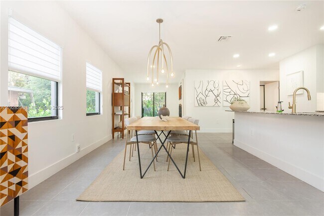 Building Photo - 14000 NE 16th Ct